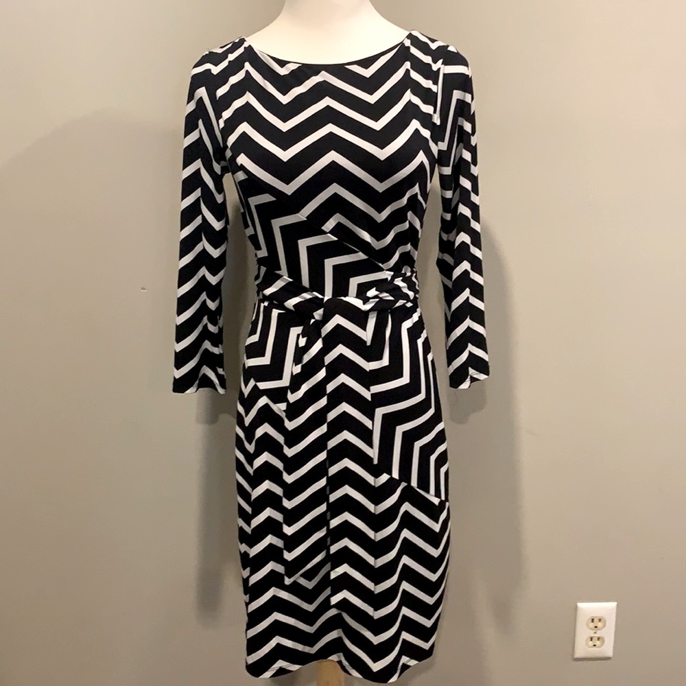 ANN TAYLOR SIZE XS BLACK AND WHITE CHEVRON DRESS